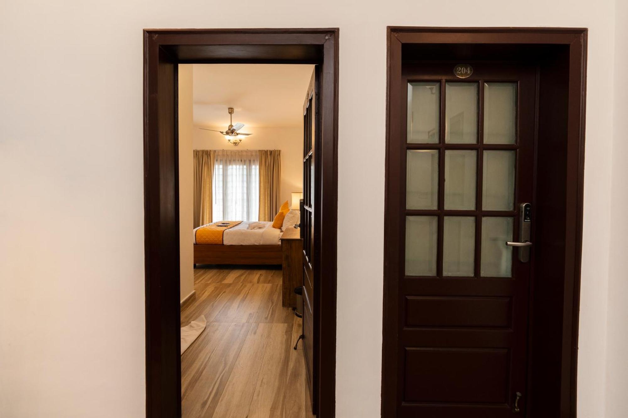 Solo Inn By Hawk Hospitality Kochi Exteriör bild